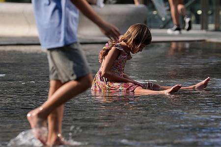 Luca Bruno/AP/dpa | Die Schulen in Italien haben im Sommer über Wochen geschlossen - nicht allen gefällt das. (Archivbild)