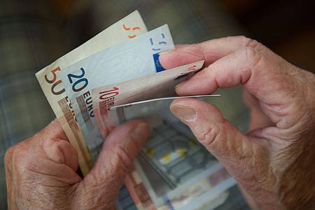 Marijan Murat/dpa/dpa-tmn | Auch Beschäftigte in der Altenpflege bekommen mehr Geld. (Archivbild)