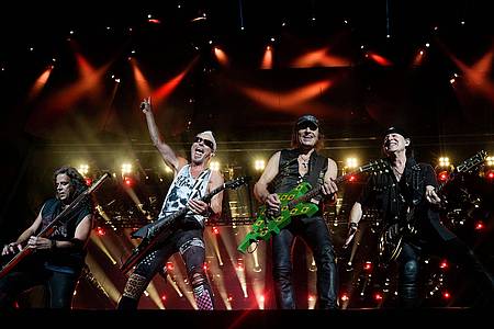 Leo Correa/AP/dpa | Fans schwärmen von der Energie der Scorpions auf der Bühne. (Archivbild)
