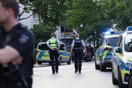 Tim Olbermann/dpa | Bei einer Massenschlägerei mit bis zu 100 beteiligten Menschen in Heiligenhaus in Nordrhein-Westfalen sind sieben Menschen verletzt worden.