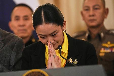 Sakchai Lalit/AP/dpa | Nach umstrittenen Aussagen in einem geleakten Telefonmitschnitt war Thailands Regierungschefin unter Druck geraten. (Archivbild)