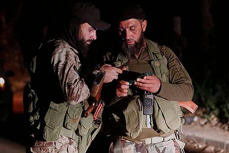 Omar Sanadiki/AP/dpa | Laut der Syrischen Beobachtungsstelle für Menschenrechte sind bei Unruhen Dutzende Menschen getötet worden. (Archivbild) 