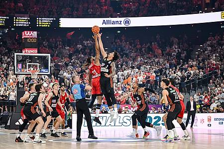 Harry Langer/dpa | Der FC Bayern München (rot) und Ratiopharm Ulm begegneten sich im dritten Finalspiel lange auf Augenhöhe.
