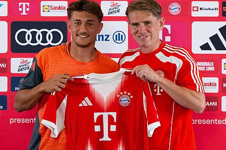 Sven Hoppe/dpa | Tom Bischof (l), hier bei seiner Vorstellung, will endlich im Bayern-Trikot ran.