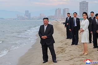 ---/KCNA via YNA/dpa | Machthaber Kim Jong Un weiht eine neue Touristenanlage an der nordkoreanischen Ostküste ein.