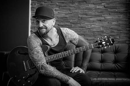 René Noçon mit seiner Gitarre