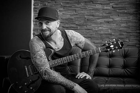 René Noçon mit seiner Gitarre