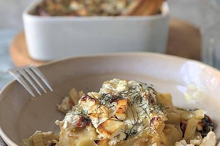 Doreen Hassek/hauptstadtkueche.blogspot.com/dpa-tmn | Es muss nicht immer italienisch sein: Die Lasagne bekommt durch Fetawürfel und Schafskäsegewürz einen griechischen Dreh. 