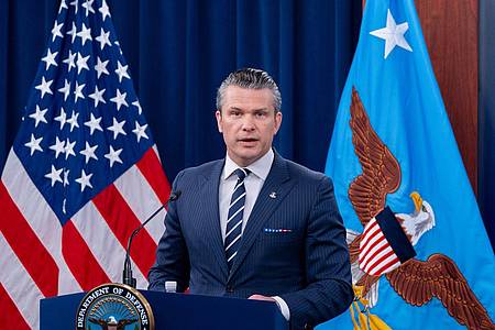 Alex Brandon/AP/dpa | US-Verteidigungsminister Hegseth will sich in einer Pressekonferenz zum Ausmaß der Zerstörung der iranischen Atomanlagen äußern.