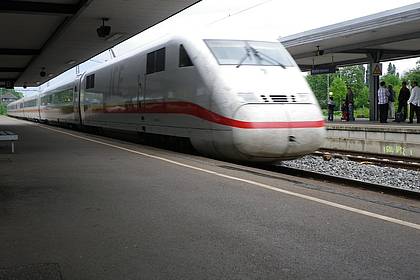 ICE steht im Bahnhof