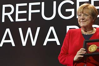 Stefan Wermuth/KEYSTONE REUTERS POOL/dpa | Merkel bei einer Preisverleihung für ihre Flüchtlingspolitik
