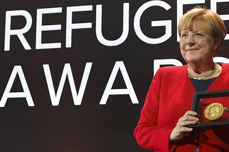 Stefan Wermuth/KEYSTONE REUTERS POOL/dpa | Merkel bei einer Preisverleihung für ihre Flüchtlingspolitik