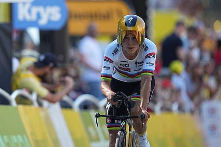 Thibault Camus/AP/dpa | Der Belgier Remco Evenepoel hat das erste Einzelzeitfahren der 112. Tour gewonnen. 