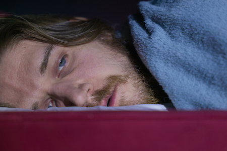 Comedian Bo Burnham liegtend in Inside