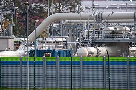 Blick auf Rohrsysteme und Absperrvorrichtungen in der Gasempfangsstation von Nord Stream 2. (Archivbild). Foto: Stefan Sauer/dpa