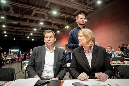 Kay Nietfeld/dpa | Der Parteitag hinterlässt die neue SPD-Spitze nachdenklich. 