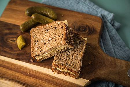 Christin Klose/dpa-tmn | Fixes Frühstück: Vollkornbrot mit Käse, Senf und Cornichons. 