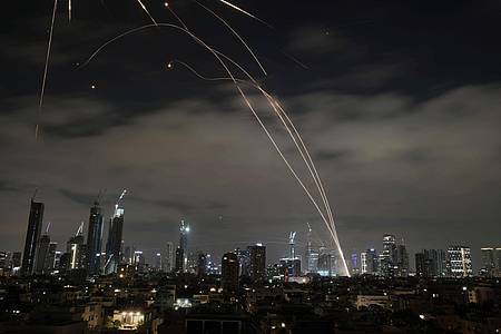 Leo Correa/AP/dpa | Die Angriffe des Irans auf Israel gehen weter. 