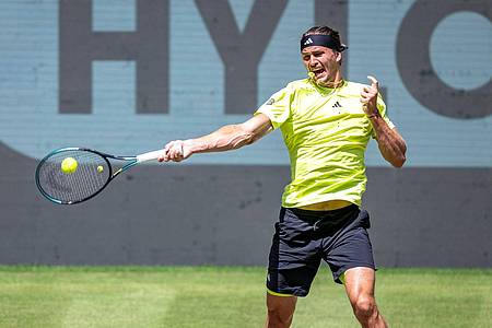 David Inderlied/dpa | Alexander Zverev war nach einem Zwischenfall auf der Tribüne sofort zur Stelle.