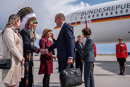 Michael Kappeler/dpa | Steven Crowchild von der indigenen Tsuut?ina Nation begrüßte Kanzler Friedrich Merz in Calgary.