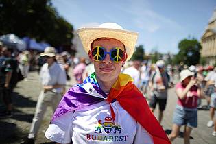Rudolf Karancsi/AP/dpa | Trotz eines Verbots der Orban-Regierung versammeln sich tausende Menschen zur Budapester Pride.