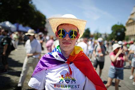 Rudolf Karancsi/AP/dpa | Trotz eines Verbots der Orban-Regierung versammeln sich tausende Menschen zur Budapester Pride.