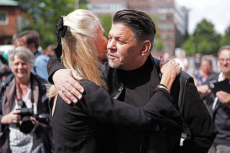 Marcus Brandt/dpa | Auch Marion Fedder und Tim Mälzer sind unter den Trauergästen.