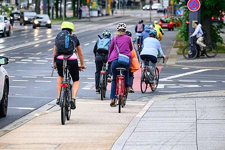 Robert Michael/dpa | Das Netz der Radwege ist ein wichtiger Aspekt für Radler. (Archivbild) 