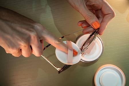 Christin Klose/dpa-tmn | Schritt 2: Puder mit Puderquaste auf die Nasenpads der Sonnenbrille auftragen.