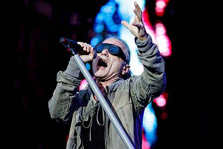 Axel Heimken/dpa | Bruce Dickinson ist seit fast 40 Jahren der Frontmann von Iron Maiden. (Archivbild)