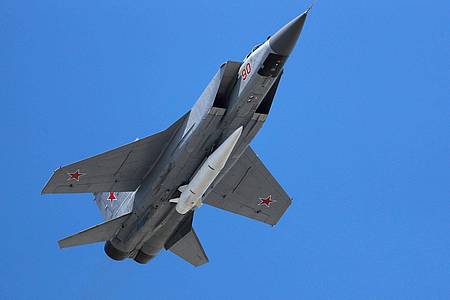 Pavel Golovkin/AP/dpa | Russland setzt immer wieder auch schwer abfangbare Kinschal-Raketen gegen Ziele in der Westukraine ein. (Archivbild)