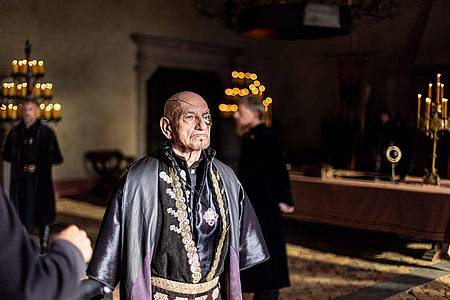 -/SquareOne Entertainment /dpa | Ben Kingsley als König Albrecht in einer Szene des Films.