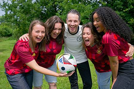 Henning Kaiser/dpa | Nicht nur Sarah Victoria Schalow ist am Set von «Alles was zählt» im Fußballfieber - auch viele Kollegen.