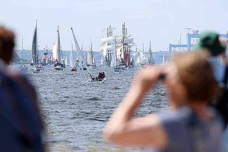 Bodo Marks/dpa | Daran nahmen auch 59 Traditionsschiffe teil. 