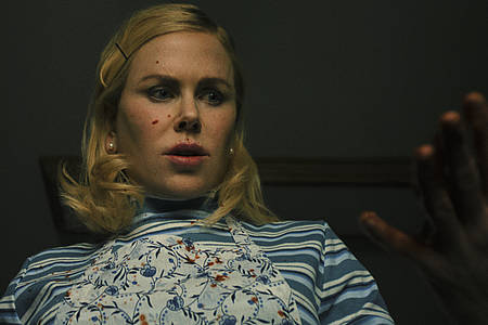 Nicole Kidman starrt fassungslos auf ihre verschmierte Hand.