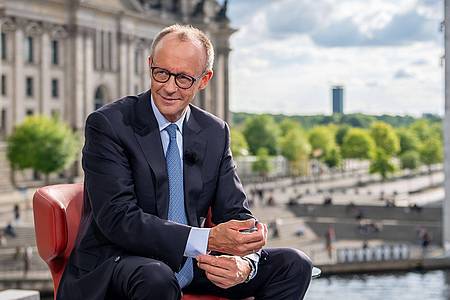 Michael Kappeler/dpa | Kanzler Merz hat das Bürgergeld im Visier - doch der Koalitionspartner scheint nicht mitzuziehen. (Archivbild)