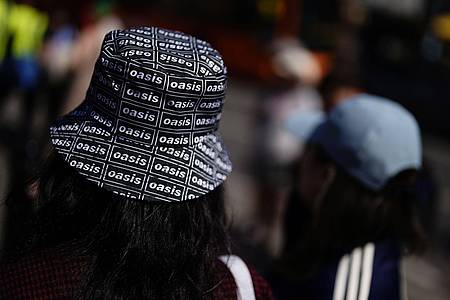 Jordan Pettitt/PA Wire/dpa | Die walisische Stadt feiert den Start der Oasis-Tournee ausgelassen.