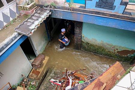 Rangga Firmansyah/XinHua/dpa | Mindestens drei Menschen sind in den Fluten ums Leben gekommen.