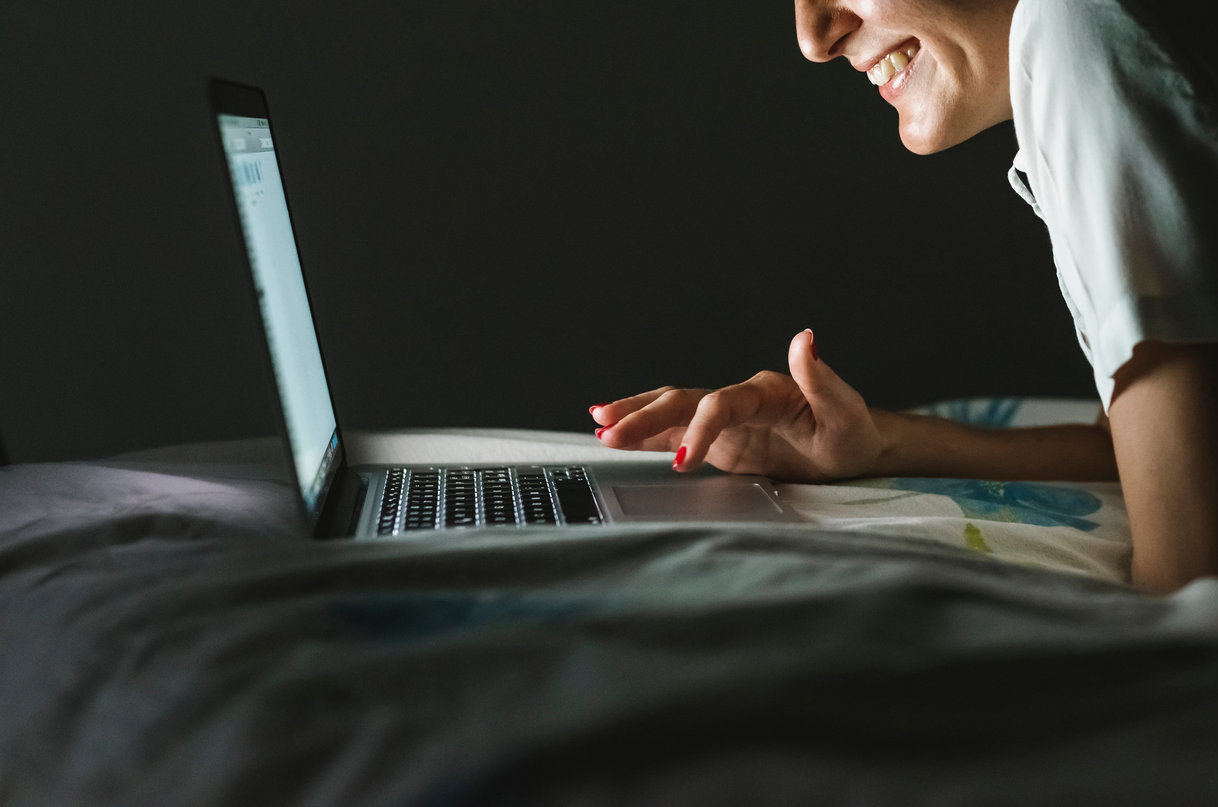 frau-laptop-bett