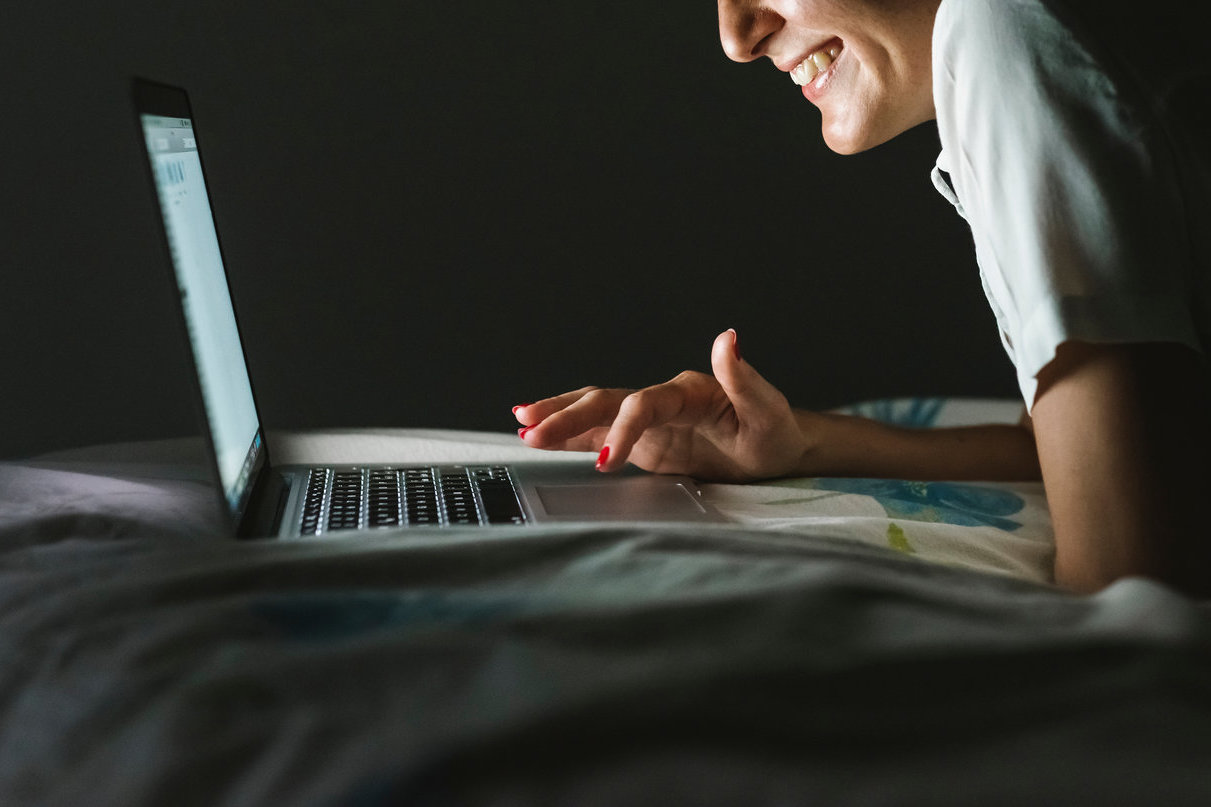 frau-laptop-bett
