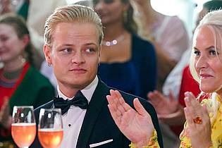Lise Aserud/NTB/dpa | Marius Borg Høiby, hier an der Seite seiner Mutter Kronprinzessin Mette-Marit. (Archivbild)