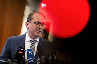 Fabian Sommer/dpa | Bleibt bei seinen Bedenken gegen einen AfD-Verbotsantrag: Alexander Dobrindt. (Archivbild) 