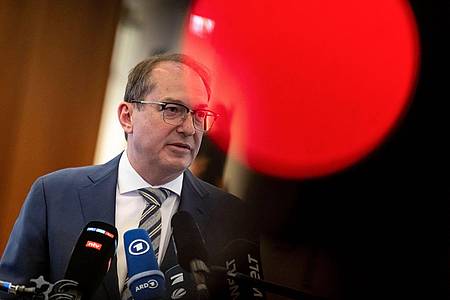 Fabian Sommer/dpa | Bleibt bei seinen Bedenken gegen einen AfD-Verbotsantrag: Alexander Dobrindt. (Archivbild) 