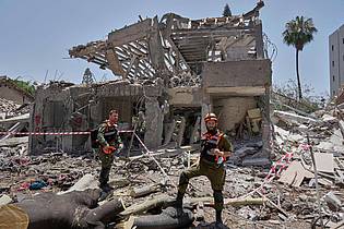 Bernat Armangue/AP/dpa | Die iranischen Gegenangriffe richteten schwere Schäden an.