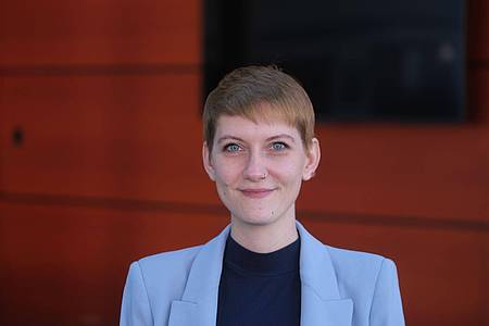 Sebastian Willnow/dpa | Die Queerbeauftragte Sophie Koch sieht den Ausschluss von Gruppen vom CSD kritisch. (Archivfoto)
