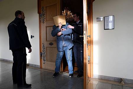 Stefan Puchner/dpa | Weil er drei Menschen getötet hat, wurde der Mann zu lebenslanger Haft verurteilt. (Archivbild) 