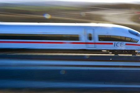 Martin Schutt/dpa-Zentralbild/dpa | ICE-Züge zwischen Nürnberg und Erfurt werden in beiden Fahrtrichtungen umgeleitet und verspäten sich dadurch um etwa 90 Minuten, wie es hieß. (Foto: Illustration)