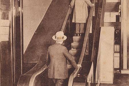 Kölnisches Stadtmuseum/dpa | Eine Postkarte aus dem Kölnischen Stadtmuseum zeigt die erste deutsche Rolltreppe im Kölner Kaufhaus Tietz im Jahr 1925.