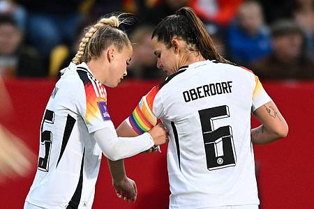 Sebastian Christoph Gollnow/dpa | Giulia Gwinn (l.) trägt die Regenbogenbinde bei der EM