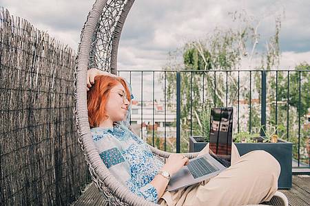 Zacharie Scheurer/dpa-tmn | Kundenmeeting auf der Dachterrasse des Hotels: Workation kann klappen, bedarf aber einer guten Vorbereitung.